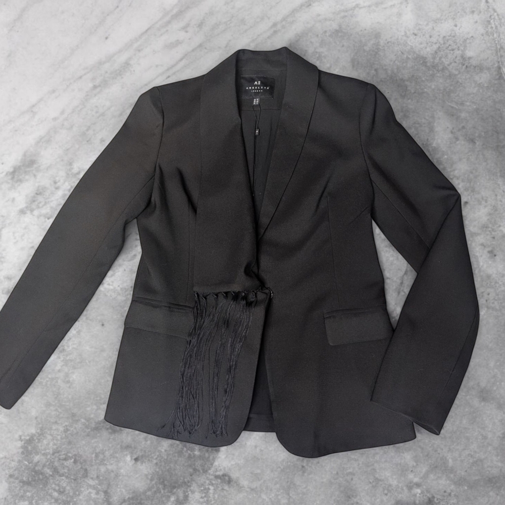 💙 NWOT Elegant Black Blazer with fringes 🤩